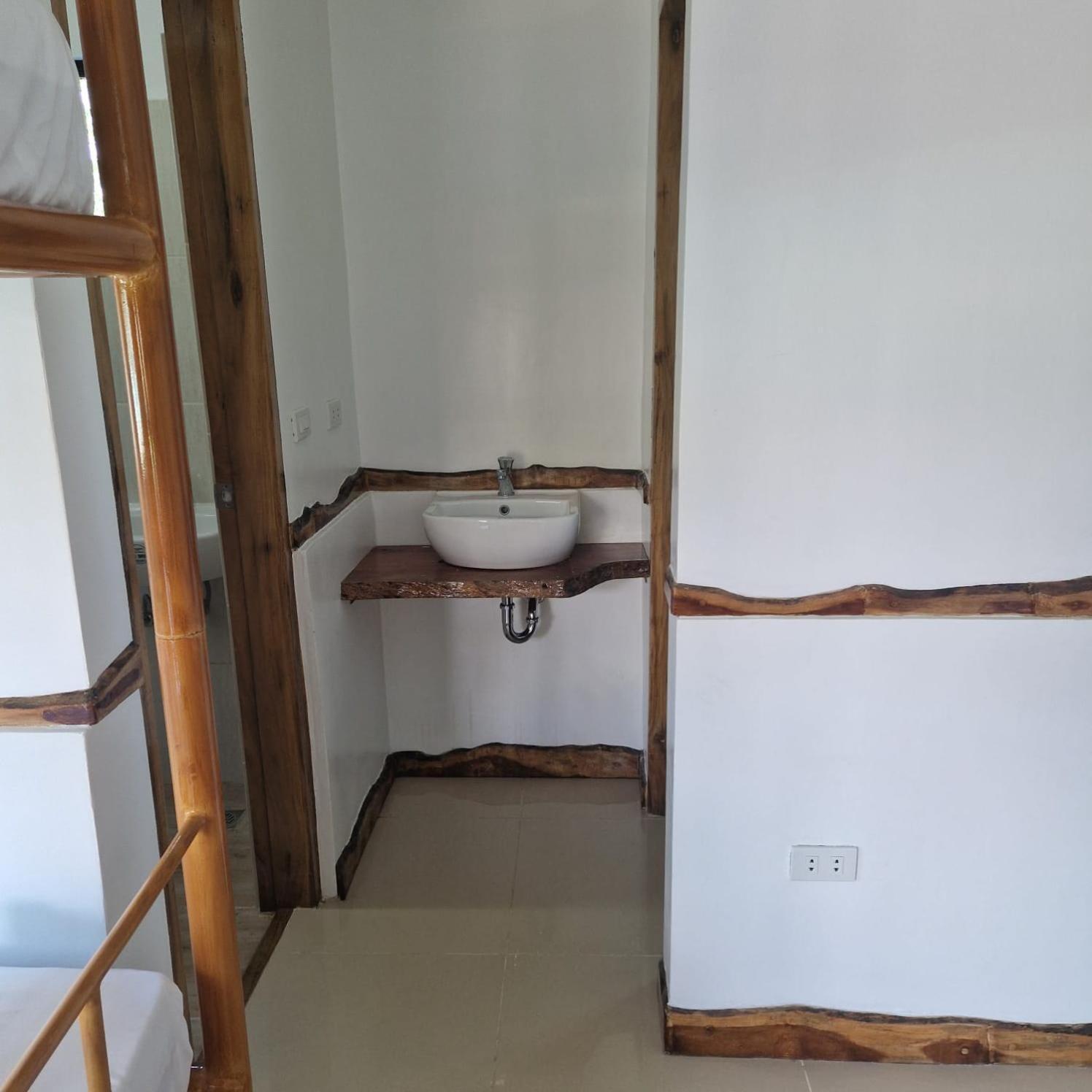 The Hat Trick Hostel Basdiot 外观 照片