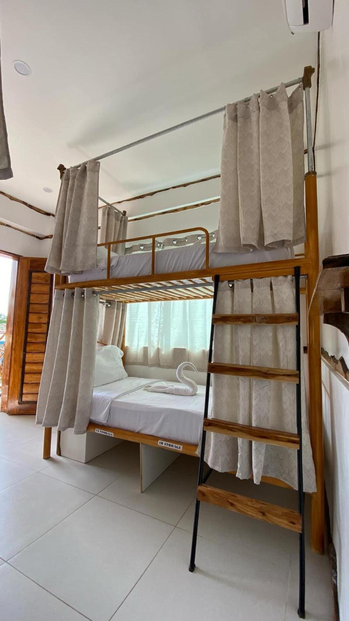 The Hat Trick Hostel Basdiot 外观 照片