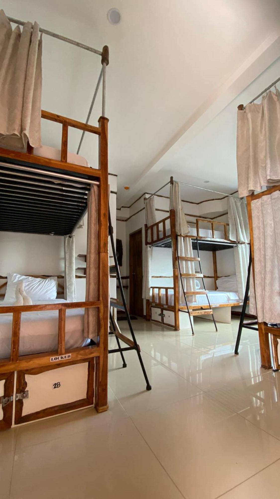 The Hat Trick Hostel Basdiot 外观 照片