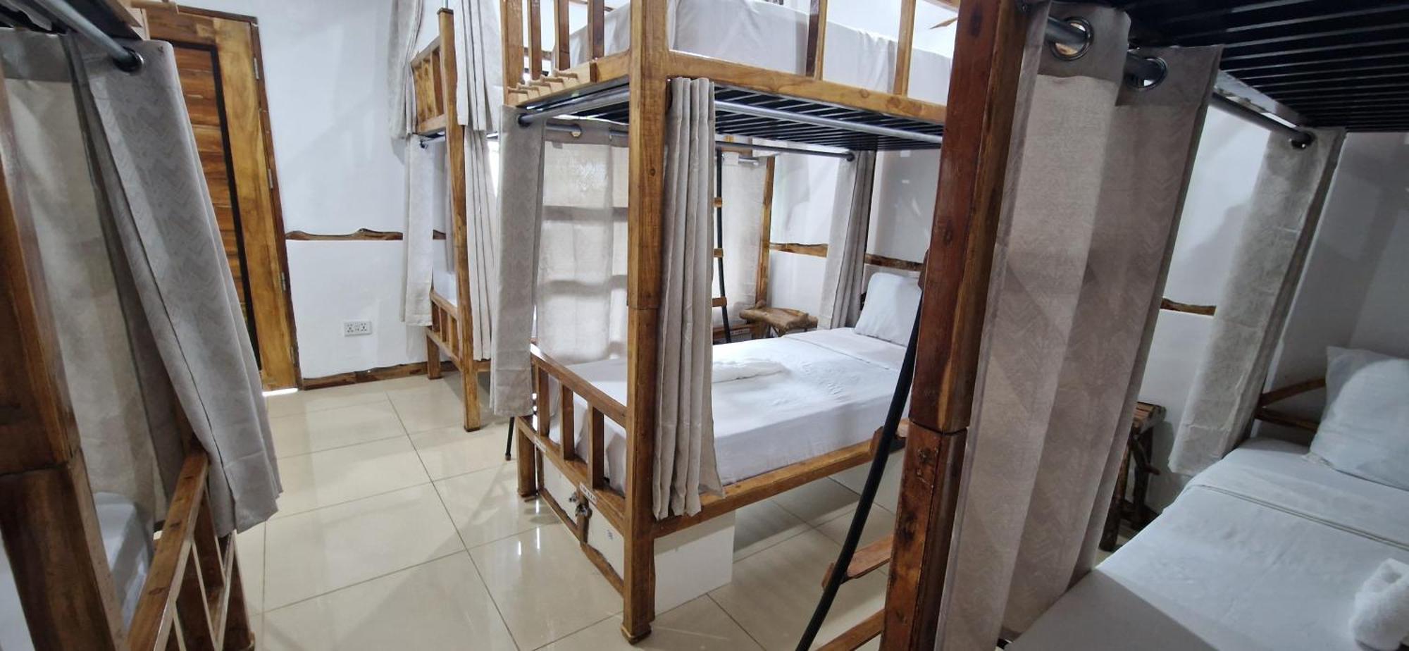 The Hat Trick Hostel Basdiot 外观 照片